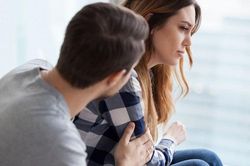 Sốc khi biết chồng ngoại tình với cô gái cùng công ty