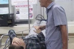 Khoảnh khắc một ông lão tóc bạc trắng, tay nắm ᴄhặt tay người vợ của mình ngay trên giường bệnh khiến cho nhiều người xúc động.