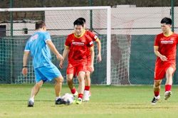 Thầy Park đá bóng 'ma', giúp học trò giải tỏa tâm lý