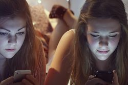 Instagram kiếm tiền bằng nỗi sợ của những cô gái trẻ