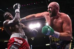 Đấm knock-out Deontay Wilder, Tyson Fury bảo vệ thành công đai WBC hạng nặng