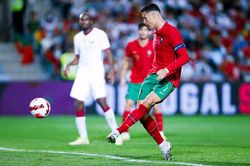 Ronaldo 'nổ súng', Bồ Đào Nha vùi dập Qatar