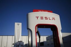 Tesla lo thiếu nhân viên làm việc cho nhà máy mới sản xuất xe tải