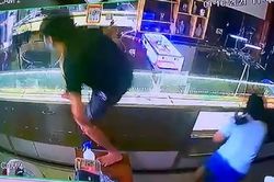 Vào tiệm vàng đòi xem 2 sợi dây chuyền, nam thanh niên vờ ngắm nghía rồi giật vàng bỏ chạy thục mạng