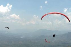 Khánh Vĩnh kiểm tra, kiểm soát hoạt động bay dù lượn
