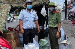 Báo Công an TPHCM và Phòng PX03 tiếp tục trao quà cho người dân
