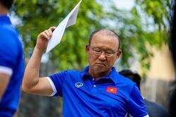 Sau thất bại trước Trung Quốc, HLV Park Hang Seo gánh thêm 'cả núi' áp lực