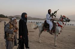 Lính Taliban mang súng máy đến thăm công viên giải trí