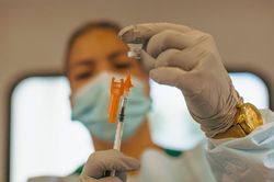 Chuyên gia WHO khuyến cáo về tiêm vaccine Covid-19 tăng cường