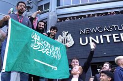 Ngoại hạng Anh: Đằng sau câu chuyện Newcastle đổi chủ