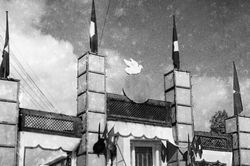 Ảnh = Ký ức = Lịch sử (Kỳ 10): Cổng chào ngày tiếp quản Hà Nội 10/10/1954