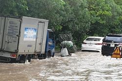 Hà Nội mưa lớn, đường lênh láng nước, Đại lộ Thăng Long ùn ứ