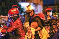 Đau xót với dòng người trở về quê hương trong cảnh trắng tay