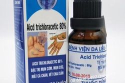 Bé 2 tháng tuổi khóc thét vì người nhà đổ nhầm axit vào miệng