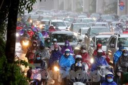 Hà Nội mưa rét sáng đầu tuần, người dân chôn chân giữa đường do giao thông ùn tắc