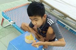 Số phận bất hạnh của bé trai 13 năm câm điếc, suy thận, nay lại mắc Covid-19