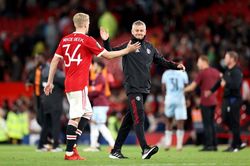 Solskjaer bị tố 'nói dối trắng trợn' với Van de Beek