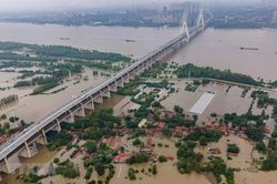 Trung Quốc: Sơ tán hàng trăm nghìn người do lũ lụt ở Sơn Tây
