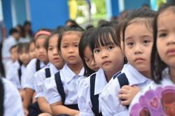 Viết thư gửi người bà kính yêu, học trò tiểu học khiến người ta phải khựng lại khi đọc đến câu thứ 3