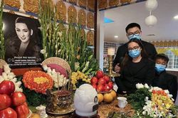 Hình ảnh con rể và cháu trai Phi Nhung đứng lặng người trước bàn thờ cố ca sĩ