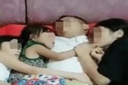 Mẹ đăng tải bức ảnh 5 bố con say sưa ngủ đầy tình cảm, dân mạng liền tranh cãi dữ dội vì chi tiết này