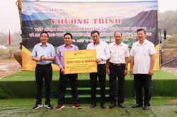 Tập đoàn T&T Group trao tặng thị xã Sa Pa 2.000 tấn xi măng
