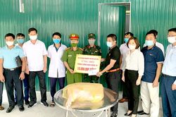 Tặng quà cho lực lượng làm nhiệm vụ tại chốt kiểm soát dịch