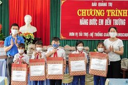 Báo Quảng Trị- Vinschool: Tặng 1.300 áo quần đồng phục cho học sinh xã Hướng Hiệp
