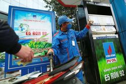 Giá xăng tăng thêm gần 1.000 đồng/lít