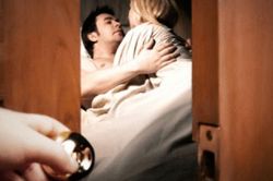 Vợ tôi được cưng chiều vẫn đi ngoại tình, đau đớn hơn khi người đó lại chính là bạn thân