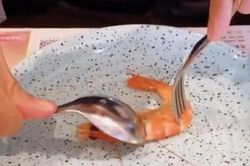 Cách bóc vỏ tôm chín không bị nóng và dây bẩn, còn được khen là khéo léo, duyên dáng khi đi ăn cỗ
