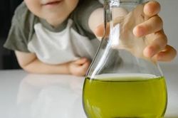 Trẻ 2 tháng tuổi bị bỏng axit khoang miệng vì người nhà cho uống nhầm axit trị mụn với lọ vitamin D3