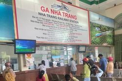 Vé tàu Bắc - Nam 'cháy' sau vài tiếng mở bán, đường sắt lập thêm tàu mới