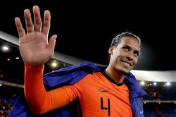 Van Dijk châm ngòi, Hà Lan thắng bằng set tennis