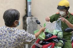 Công an phường 6, quận 5 'đi từng ngõ gõ từng nhà' phát cơm cho dân