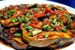 Nhìn qua tưởng đĩa cá kho nhưng đây lại là món ăn được làm từ một loại quả vừa bổ vừa rẻ!