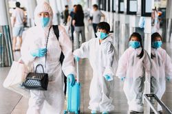 Phụ huynh ở TP.HCM gặp khó vì trẻ chưa tiêm vaccine không được bay