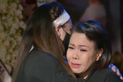 Việt Hương khóc nghẹn trong tang lễ Phi Nhung và di nguyện cuối của cố ca sĩ