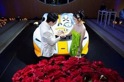 Kỉ niệm 9 năm ngày cưới, đại gia Minh Nhựa làm netizen 'choáng'