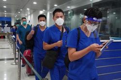 Cận cảnh chuyến bay thương mại đầu tiên hạ cánh ở Hải Phòng sau 4 tháng tạm dừng