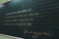 Dân mạng rần rần chia sẻ những dòng chữ trên bảng đen tại trường tiểu học sau khi bộ đội 'rút quân'