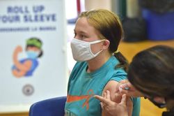 Các nước tiêm vaccine COVID-19 cho trẻ thế nào?