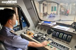 Chuyến tàu đầu tiên lăn bánh từ ga Hà Nội sau nhiều ngày dừng hoạt động