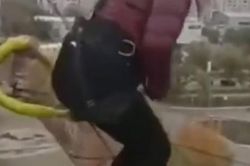 Người phụ nữ nhảy bungee từ tầng thượng tòa nhà nhưng dây an toàn bị đứt, khoảnh khắc cuối cùng gây xót xa