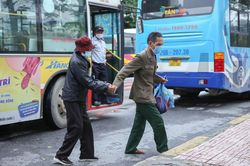 Hình ảnh xe buýt Hà Nội lăn bánh sau nhiều tháng 'đắp chiếu'