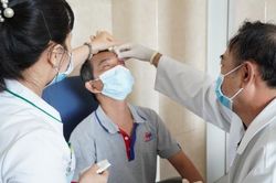 Suýt mất thị lực vĩnh viễn vì vòi xịt nước cao áp