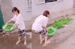 Clip: Màn vẩy rau 'kinh điển' của gái vụng