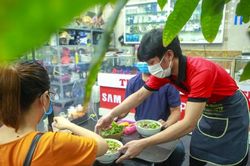Bún phở, cà phê sáng tấp nập khách đến sau khi Hà Nội cho phép phục vụ tại chỗ