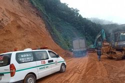 Hà Tĩnh: Thông xe lên cửa khẩu quốc tế Cầu Treo sau gần 6 giờ sạt lở