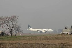 PIA 'dỗi' vì Taliban bắt giảm giá vé hàng không